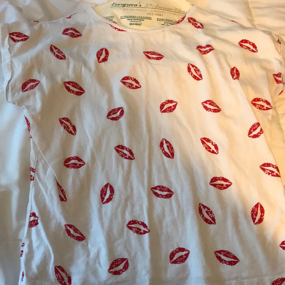 white tee with kisses